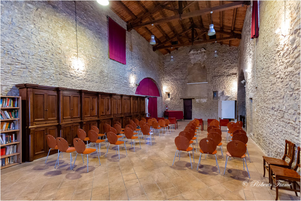 Interno chiesa Santa Maria de Piedi ora sconsacrata utilizzata come auditorium   -   Canon EOS 5D Mark III  Canon EF16-35mm f/4L IS USM @ 16mm f/4.5 1/20 ISO 3200
