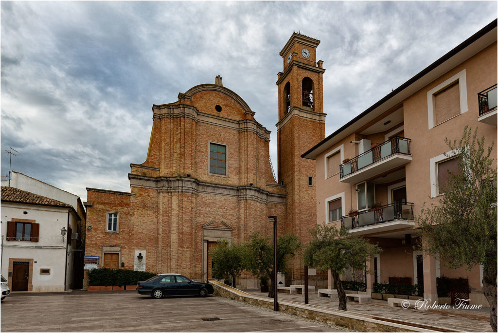 Chiesa del Santissimo Salvatore - Crecchio (Ch)   -   Canon EOS 5D Mark III  Canon EF16-35mm f/4L IS USM @ 20mm f/4.0 1/160 ISO 100