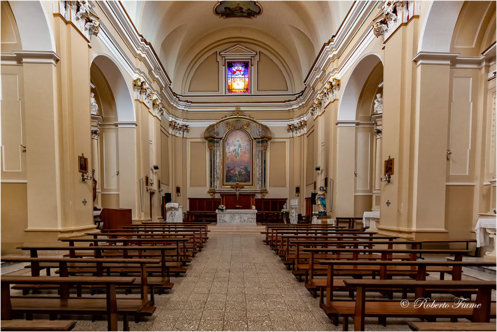 Chiesa del Santissimo Salvatore - Interno - Crecchio (Ch)   -   Canon EOS 5D Mark III  Canon EF16-35mm f/4L IS USM @ 16mm f/4.0 1/20 ISO 3200