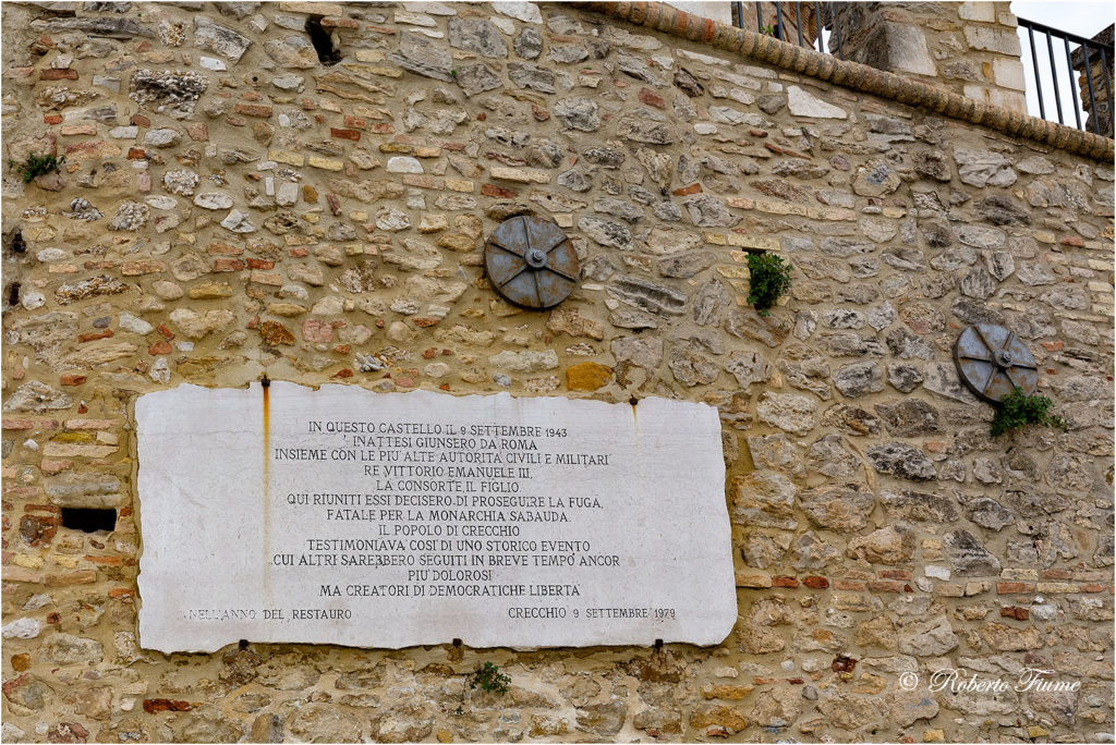Lapide ricordo della sosta del re Vittorio Emanuele III in fuga verso Brindisi -  Crecchio (Ch)   -   Canon EOS 5D Mark III  Canon EF16-35mm f/4L IS USM @ 35mm f/5.6 1/160 ISO 100