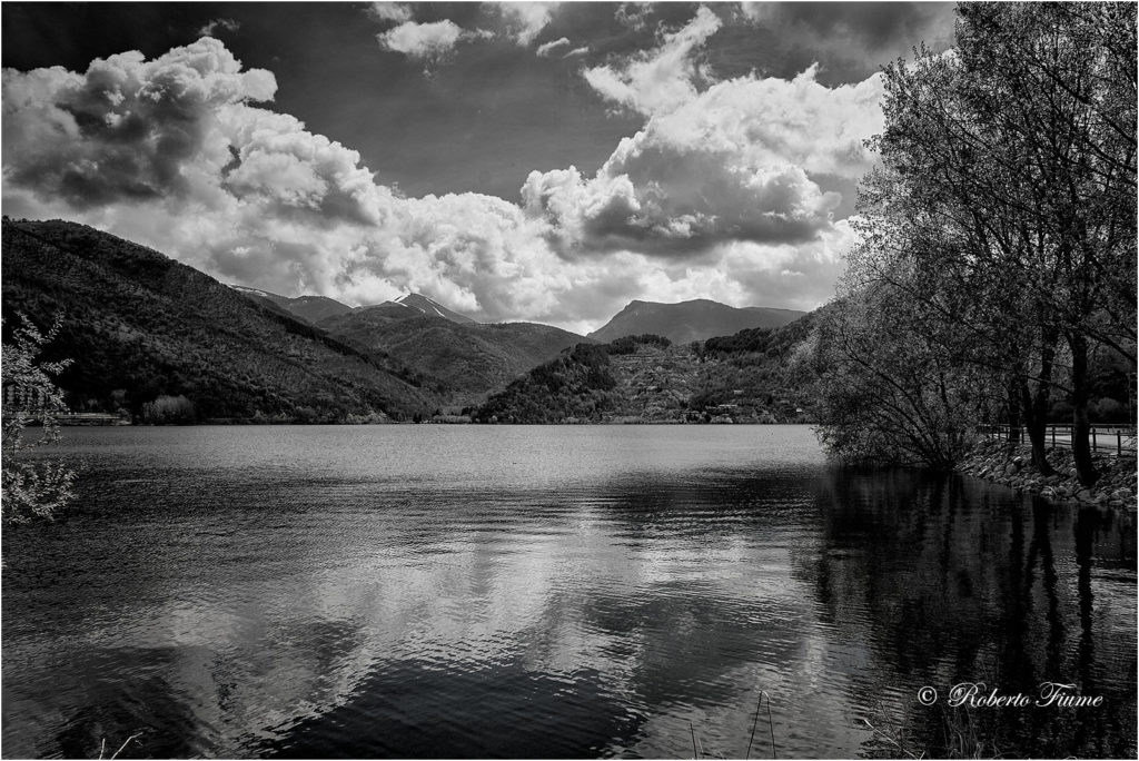 Lago di Scanno - Canon EOS 20D Canon EF 17-40mm f/4.0 L 1/200 f/11,0 ISO 100