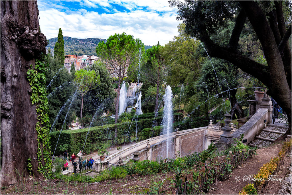 Tivoli Villa d'Este Giochi d'Acqua con la fontana dei Draghi e sullo sfondo La Fontana di Nettuno 