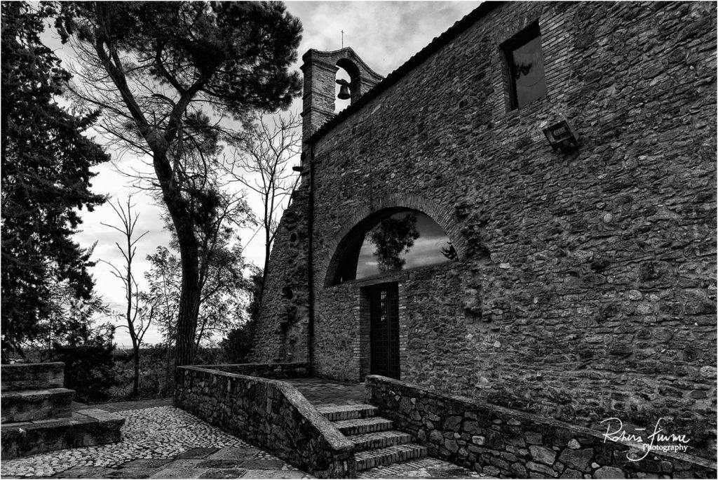 Crecchio -  Chiesa di Santa Maria da Piedi - Sconsacrata - Canon EOS 5D Mark III - EF16-35mm f/4L IS USM @ 24mm f/8.0 1/160 ISO 800